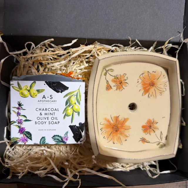 WILD EVE Calendula savon menthe-charbon + porte-savon