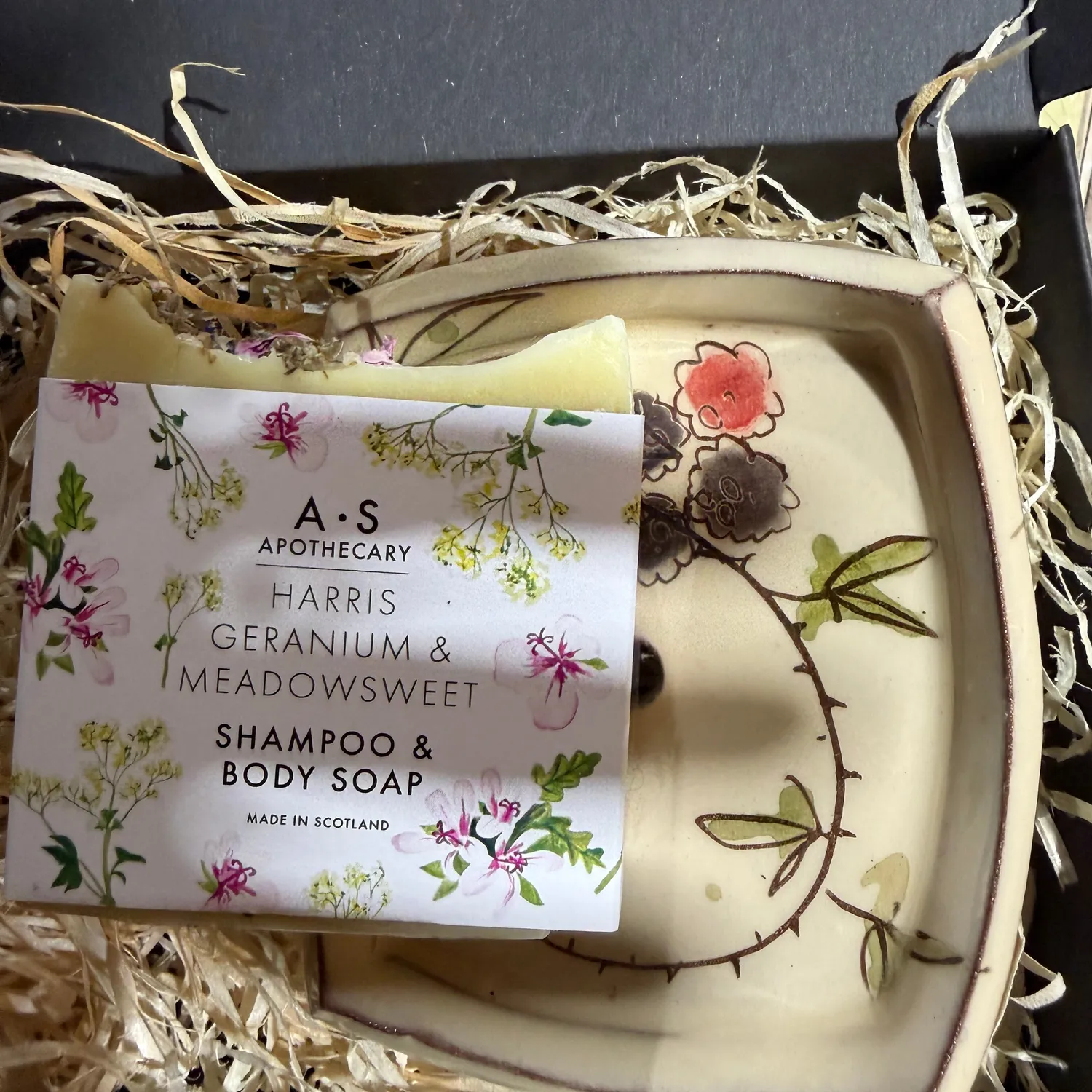 WILD EVE Meadowsweet & Geranium shampoing solide + porte-savon