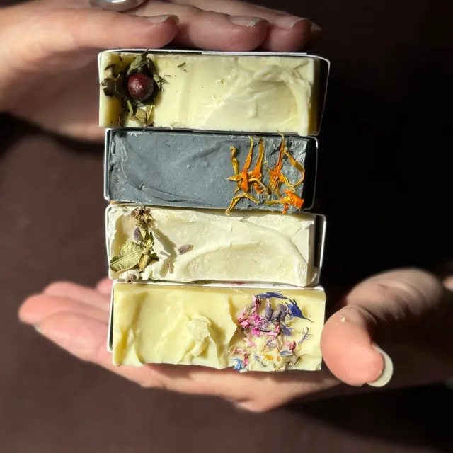 WILD EVE Savon Corps Menthe Charbon 125g olive
