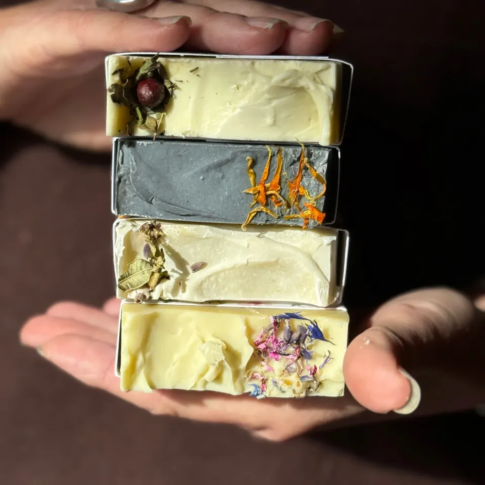 WILD EVE Savon Corps Menthe Charbon 125g olive