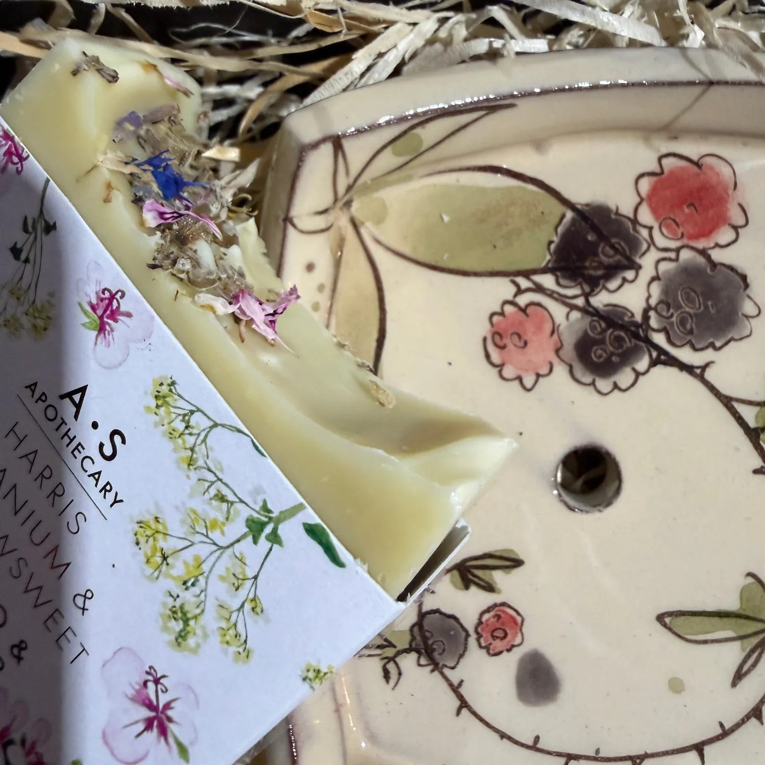WILD EVE Meadowsweet & Geranium shampoing solide + porte-savon