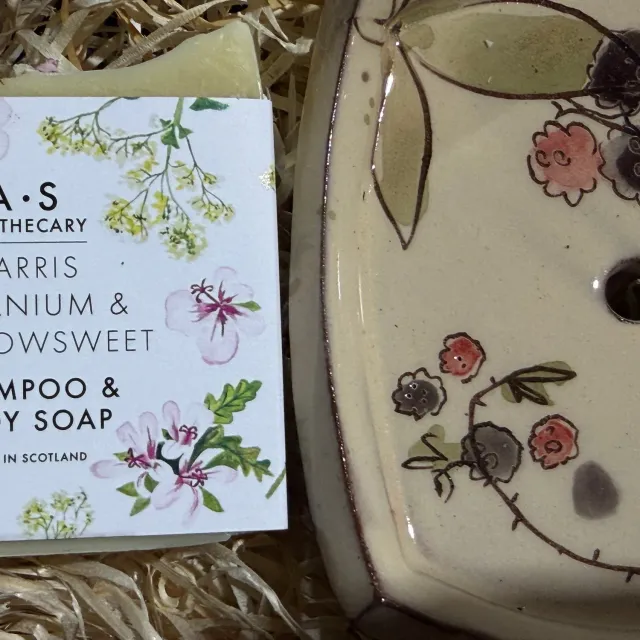 WILD EVE Meadowsweet & Geranium shampoing solide + porte-savon