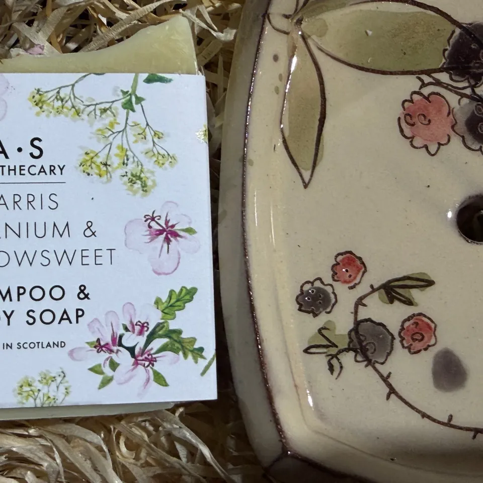 WILD EVE Meadowsweet & Geranium shampoing solide + porte-savon