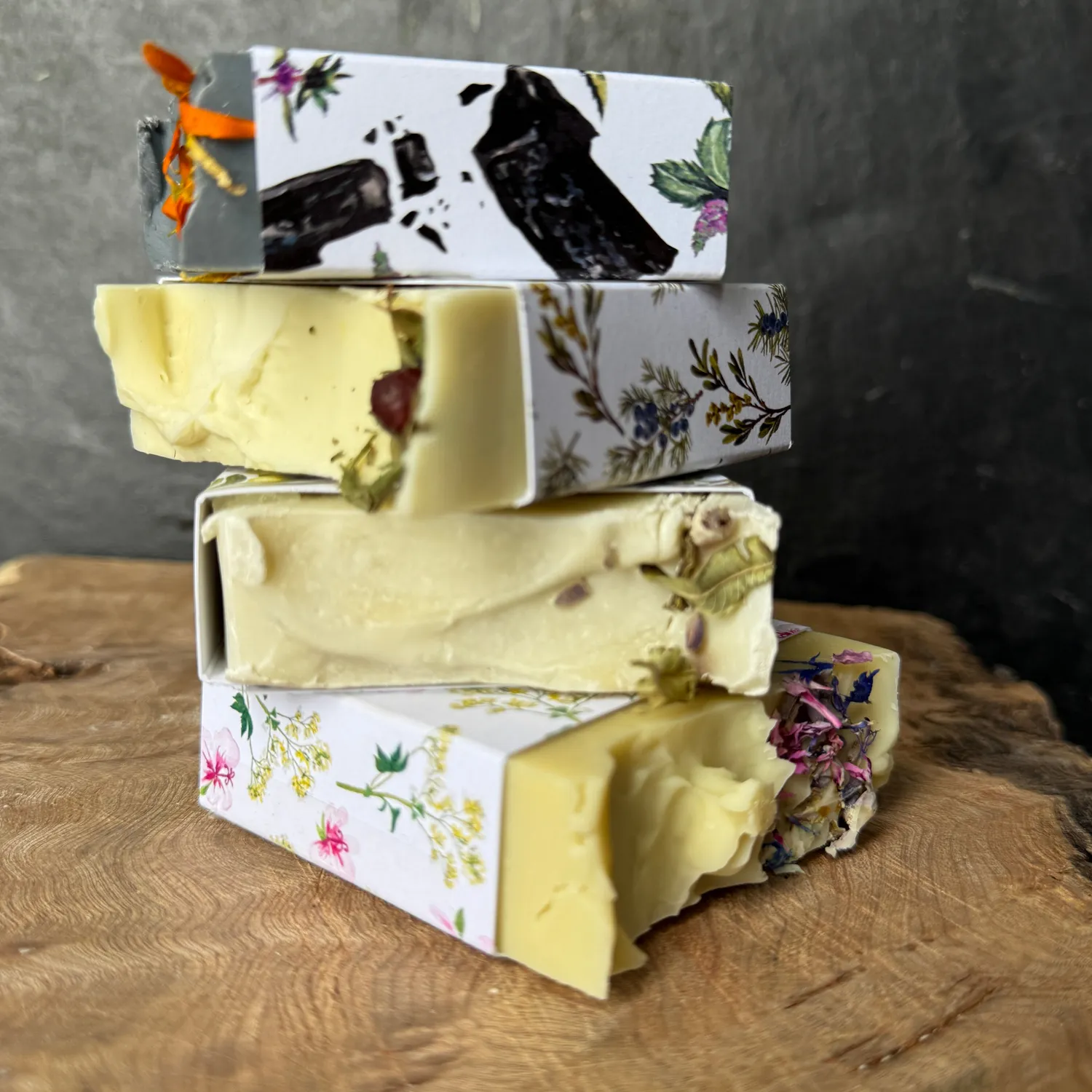 WILD EVE Savon Corps Menthe Charbon 125g olive